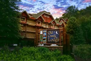una vieja señal griega frente a un edificio en Old Creek Lodge, en Gatlinburg