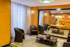 a lobby with a waiting room with chairs and a table at Hotel Vermont Ipanema in Rio de Janeiro