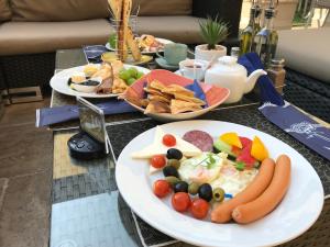 uma mesa com três pratos de comida em Hotel Edma em Alexandria