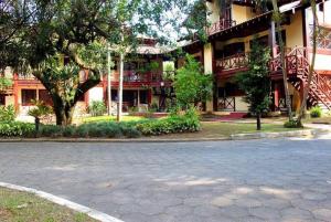 an empty street in front of a building at Linda Casa Condomínio Maresias in Maresias