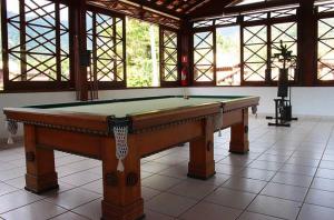 a pool table in the middle of a room at Linda Casa Condomínio Maresias in Maresias