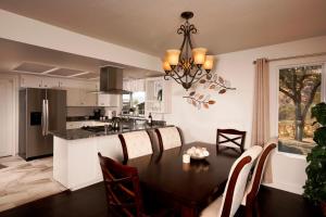 Shady Knoll في ثري ريفرز: غرفة طعام ومطبخ مع طاولة وكراسي