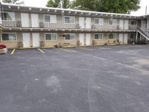 an empty parking lot in front of a building at The Simplicity Inn in Marshfield +11 photos
