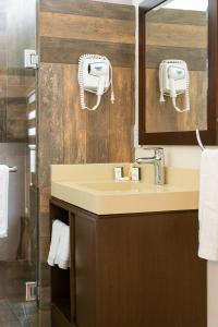 La salle de bains est pourvue d'un lavabo et d'un miroir. dans l'établissement Hotel Posada XR, à Córdoba