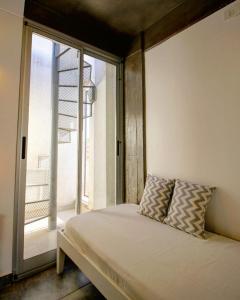um quarto com uma cama e uma janela em Dúplex 2 las Marías em San Salvador de Jujuy