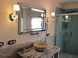 W łazience znajduje się umywalka z lustrem i prysznic. w obiekcie Caserío de la Playa - Adults Only w mieście Valle Gran Rey +37 zdjęć