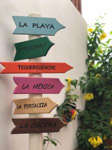 un signe avec des flèches pointant dans des directions différentes dans l'établissement Caserío de la Playa - Adults Only, à Valle Gran Rey