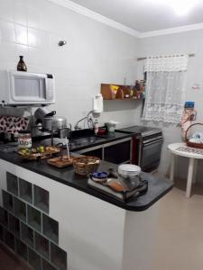 Virtuvė arba virtuvėlė apgyvendinimo įstaigoje Sobrado Aconchegante em Condominio - Praia Martim de Sá - checkout flexível