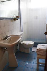uma casa de banho com um lavatório e um WC em El Balcon Hostal Turistico em Arequipa