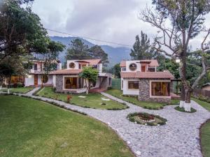 a house with a garden and a driveway at VILLAS JUCANYA Super Higienizadas in Panajachel