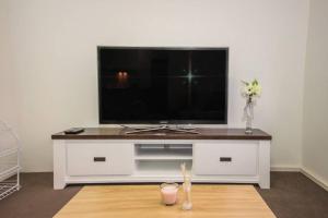 TV a/nebo společenská místnost v ubytování The Happy Delightful Place - Entire 2 Room Apartment + 9 fotografií