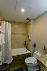 La salle de bains est pourvue d'une baignoire, de toilettes et d'un lavabo. dans l'établissement A25 Hotel - 180 Nguyễn Trãi, à Hô-Chi-Minh-Ville