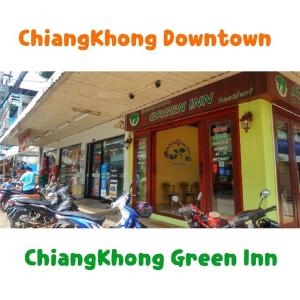 un grupo de motocicletas estacionadas frente a una tienda en Chiangkhong Green Inn Resident, en Chiang Khong