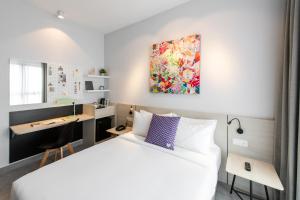 Ένα ή περισσότερα κρεβάτια σε δωμάτιο στο The Canvas Hotel