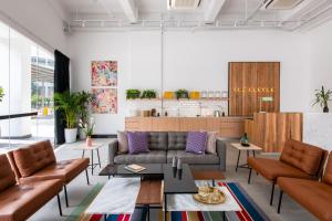 uma sala de estar com um sofá e uma mesa em The Canvas Hotel em Klang