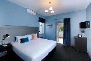 Un pat sau paturi într-o cameră la The Stirling Arms Hotel