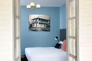 Llit o llits en una habitació de The Stirling Arms Hotel