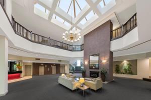 a large lobby with a couch and a chandelier at Nesuto Pennant Hills in Pennant Hills