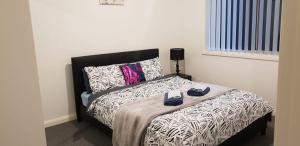 A bed or beds in a room at Edmondson Villas Sydney