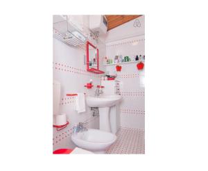 Un baño blanco con lavabo e inodoro. en Villa Penelope, en Granelli 38 fotos más