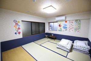 une salle de classe avec deux chaises et un tableau noir dans l'établissement Hibari House, à Okayama