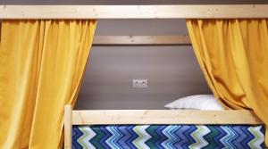Двухъярусная кровать или двухъярусные кровати в номере Хостелы Рус -Новосибирск