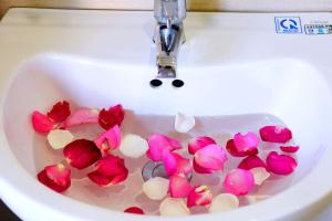- un bouquet de fleurs dans un lavabo dans l'établissement Dream Flower Homestay, à Hội An 35 autres photos