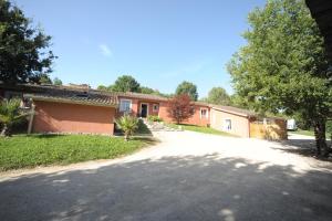 an empty driveway in front of a house at DORMIR A MONTAUBAN Logements Carreyrat Calme et Verdoyant in Montauban