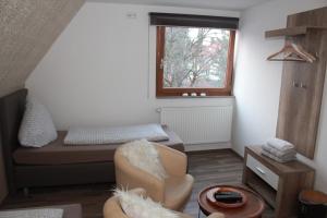 ein Wohnzimmer mit einem Sofa und einem Fenster in der Unterkunft Gästehaus Chaplin in Kempten