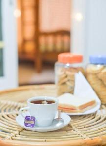 Все необхідне для приготування чаю та кави в Rumah Larasati