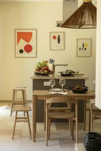 a kitchen with a table with a bowl of fruit on it at Les Bastides du Mas de l'Amarine in Saint-Rémy-de-Provence