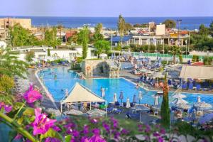 een groot zwembad met mensen in een resort bij Sun Palace Hotel in Faliraki