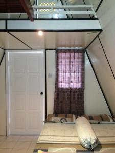 Tempat tidur dalam kamar di Nipah Guesthouse Pangkor