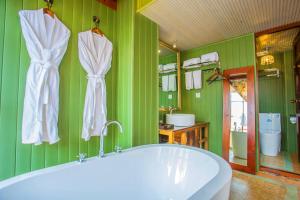 Ванна кімната в Lugu Lake In Love Inn Hostel