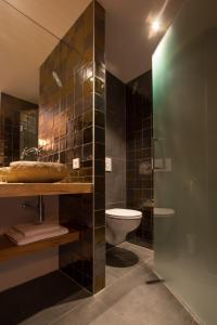 a bathroom with a sink and a toilet at Ververs slapen in Den Bosch