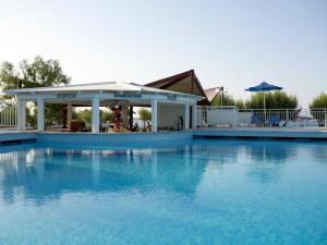 Bazén v ubytování Kouros Seasight Hotel nebo v jeho okolí