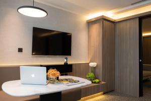 Uma televisão e/ou sistema de entretenimento em Nathan Hotel