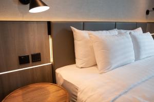 Uma cama ou camas num quarto em Nathan Hotel