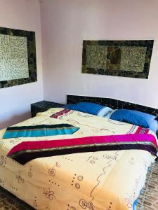 Een bed of bedden in een kamer bij Tan ROCK RESORT