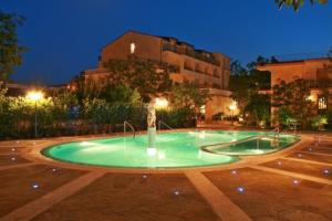 Piscina de la sau aproape de Hotel Sant'Agata