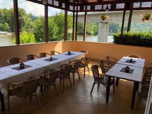 Restoran või mõni muu söögikoht majutusasutuses Hotel V Pivovaře Davle