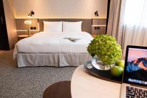 Uma cama ou camas num quarto em Nathan Hotel