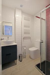 トレドにあるMirador de Cervantesのバスルーム(洗面台、トイレ、シャワー付)