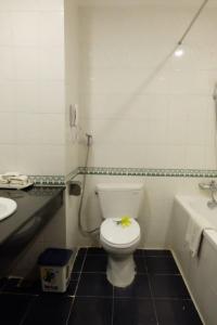 biała łazienka z toaletą i umywalką w obiekcie Indochine Hotel w mieście Kon Tum (2)