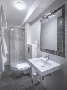 La salle de bains est pourvue d'un lavabo, d'une douche et de toilettes. dans l'établissement KASPROWICZA13, à Szklarska Poręba