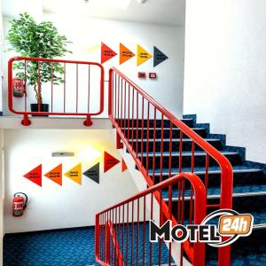 a room with a staircase with arrows on the wall at Motel 24h Hannover in Hannover