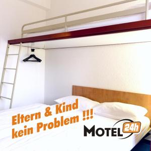 ein Etagenbett mit einer Leiter in einem Schlafzimmer in der Unterkunft Motel 24h Hannover in Hannover