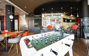 a billiards table in a restaurant with a bar at Hotel ibis Dijon Centre Clemenceau in Dijon