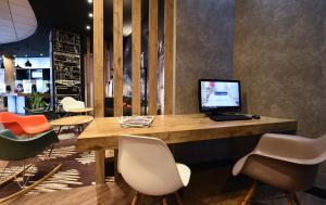 TV a/nebo společenská místnost v ubytování Hotel ibis Dijon Centre Clemenceau