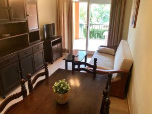 a living room with a coffee table and a couch at Montemar Natura Resort in Pe&ntilde;&iacute;scola